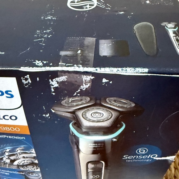 Philips Norelco 9800 Electric Shaver Set - Picture 9 of 12